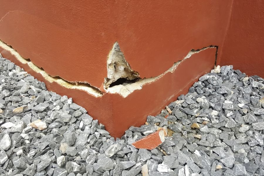 cracked foundation and stucco on an El Paso home